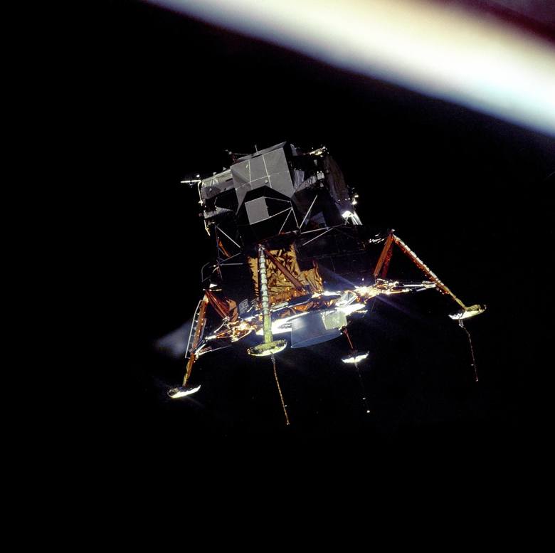 "Orzeł" - księżycowy moduł Apollo 11 w konfiguracji do lądowania został sfotografowany na orbicie Księżyca z modułu dowodzenia Kolumbia.