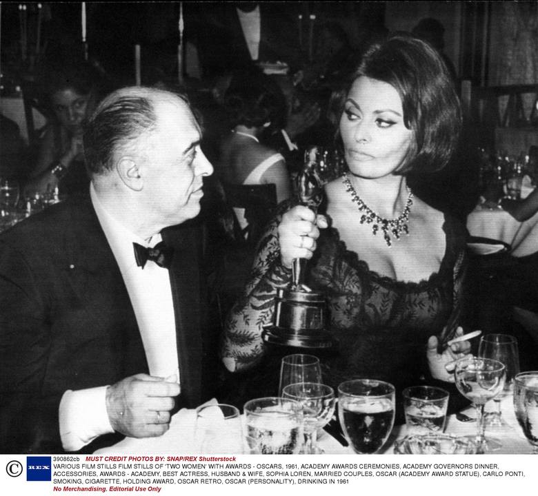 Sofia Loren z mężem Carlo Pontim na 34. ceremonii wręczenia Oscarów.<br /> <br /> W 1962 r. otrzymała statuetkę dla najlepszej aktorki za rolę w filmie "Matka i córka" - jako druga Włoszka i pierwsza w historii aktorka za rolę filmie nieanglojęzycznym.