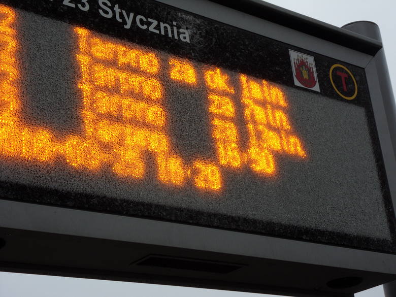 Uszkodzona tablica informacyjna przy przystanku na ul. Toruńskiej.