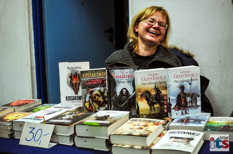 Maja Lidia Kossakowska oraz Jarosław Grzędowicz na spotkaniu z czytelnikami w skierniewickiej bibliotece