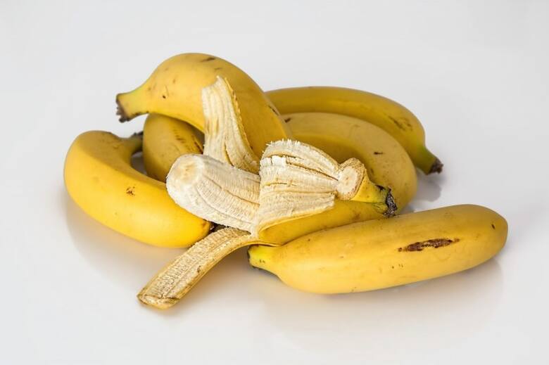 Pamiętajmy o dokładnym umyciu bananów, żeby ze skórek usunąć dodatki chemiczne. Powinniśmy to robić również  wtedy,  jeśli po prostu chcemy banany z