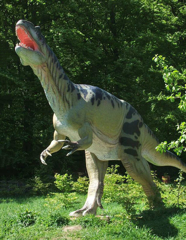 Figura dinozaura w Muzeum Ziemi w Kletnie