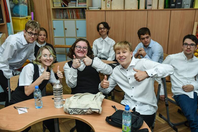Uczniowie SP 46 w Bydgoszczy, po egzaminie ósmoklasisty 2022 z języka angielskiego.