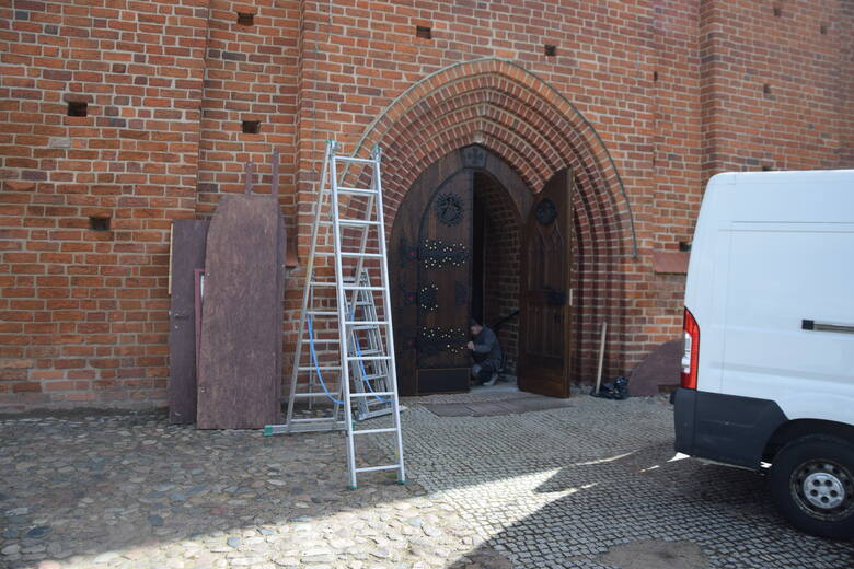 Drzwi do katedry przechodziły renowację od grudnia zeszłego roku.