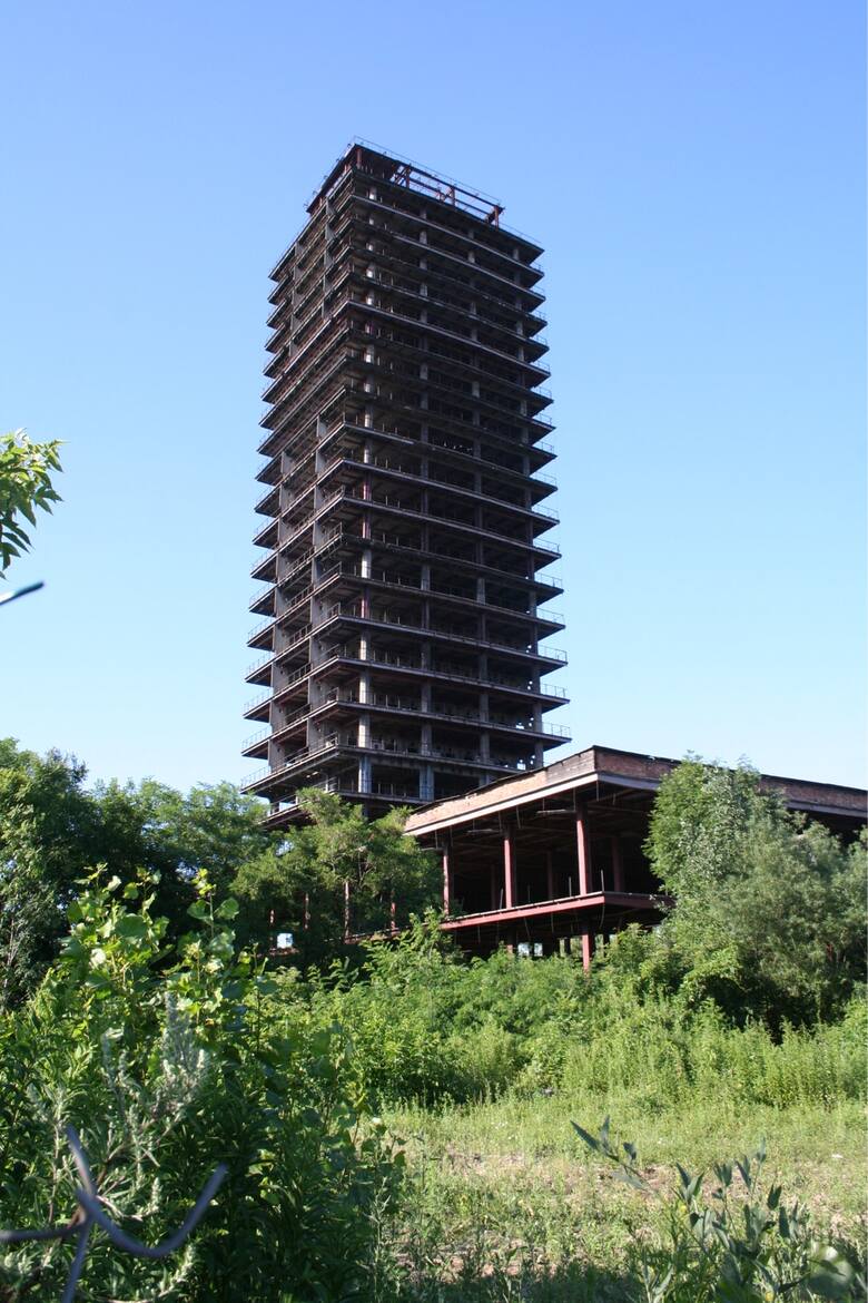 Obecnie jego miejsce zajmuje prestiżowe Unity Tower, który został przekazany do użytku w 2020 roku. Jednak przez wiele lat ten budynek był pewnego rodzaju