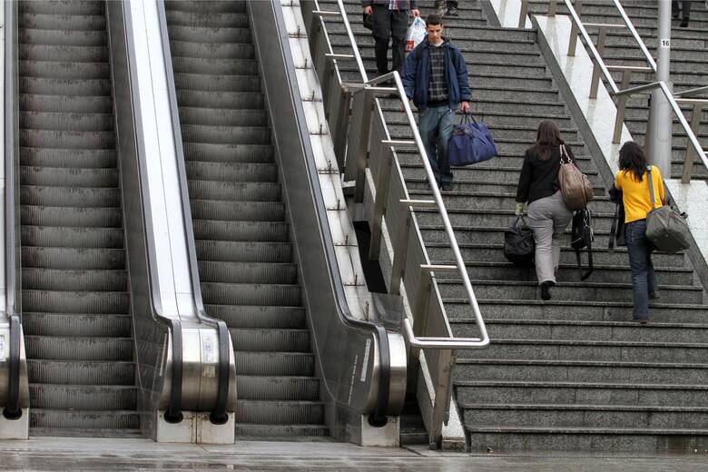 Ruchome schody na krakowskim dworcu autobusowym powstały w 2005 roku. Są więc tacy szczęściarze, którzy zdołali się nimi przejechać, zanim na dobre