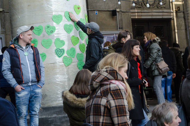 W 2009 r. Greenpeace rozpoczął kampanię Stop Greenwash, by pomóc konsumentom w dokonywaniu lepszych wyborów. Grupa twierdzi, że najczęstszą strategią greenwashingową jest reklamowanie przez firmę produktu lub programu prośrodowiskowego, podczas gdy jego podstawowa działalność jest z natury...