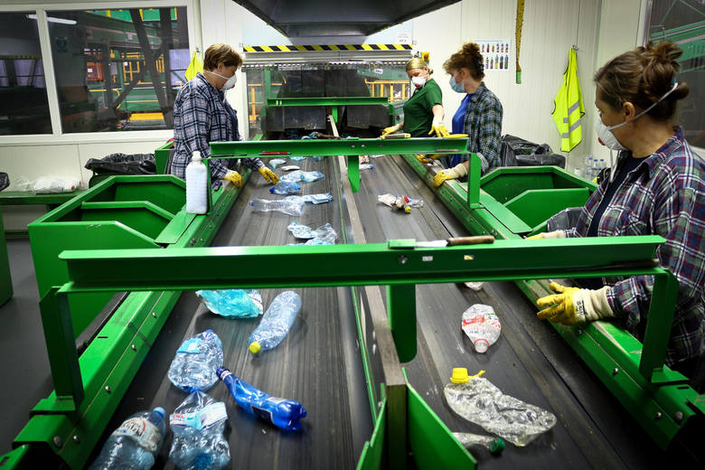 Unia Europejska wymaga, aby poziom recyklingu i przygotowania do ponownego użycia surowców takich jak papier, szkło, tworzywa sztuczne i metal wynosił 50 procent. 