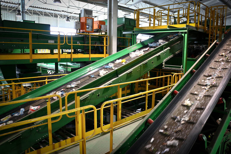 Unia Europejska wymaga, aby poziom recyklingu i przygotowania do ponownego użycia surowców takich jak papier, szkło, tworzywa sztuczne i metal wynosił 50 procent. 