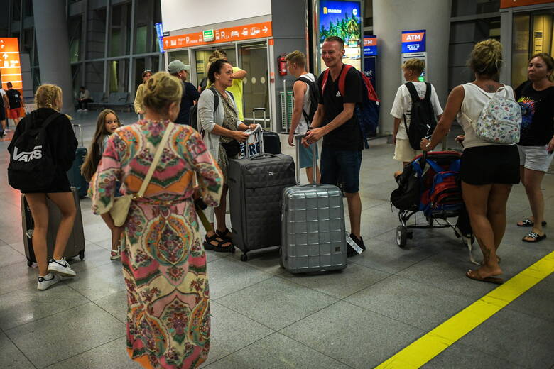 Turyści opuszczający samolot byli zmęczeni, ale na wielu twarzach widać było uczucie ulgi. Wśród nich byli zarówno młodzi ludzie jak i rodziny z dziećmi.