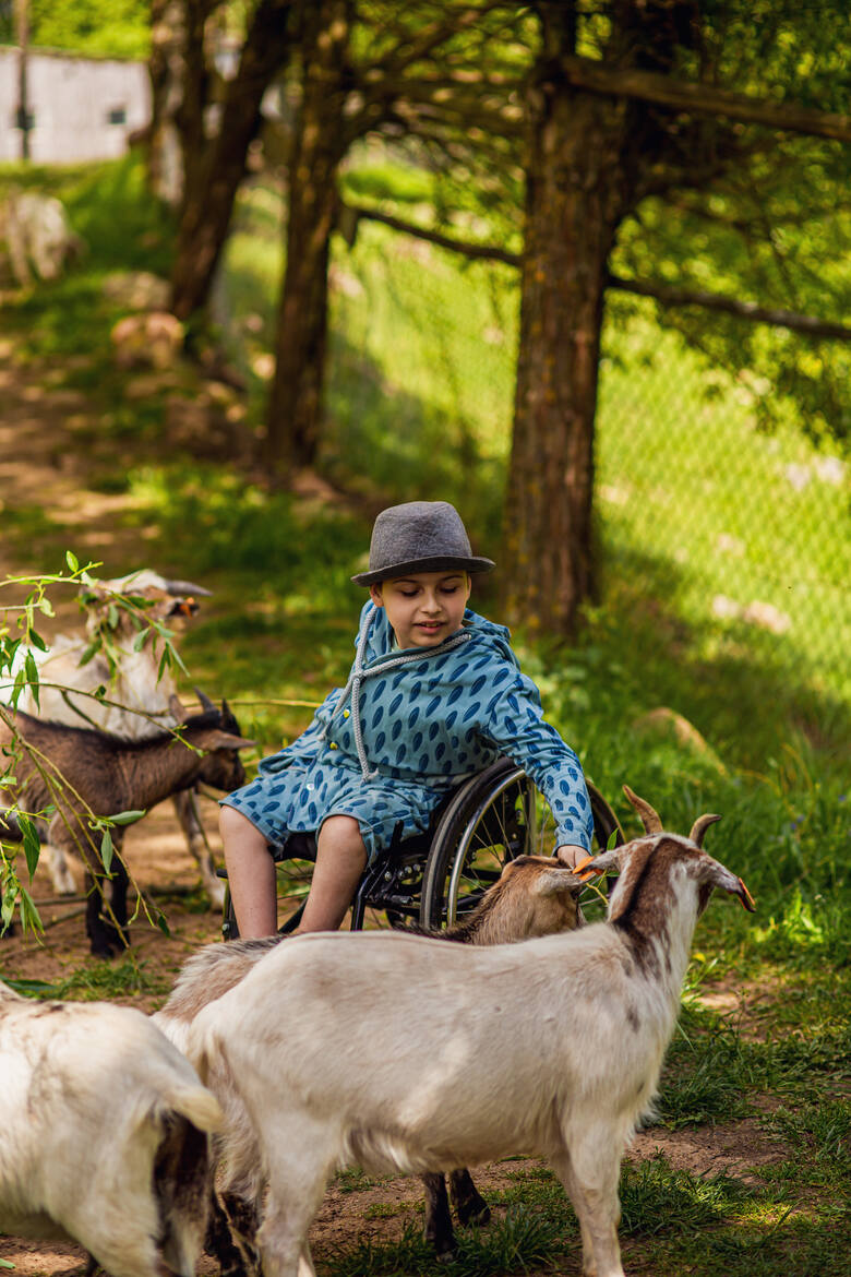 Dla nich ograniczenia nie istnieją. Arek i jego rodzice pokazują, że wózek nie stoi na przeszkodzie w podróżowaniu i spełnianiu marzeń