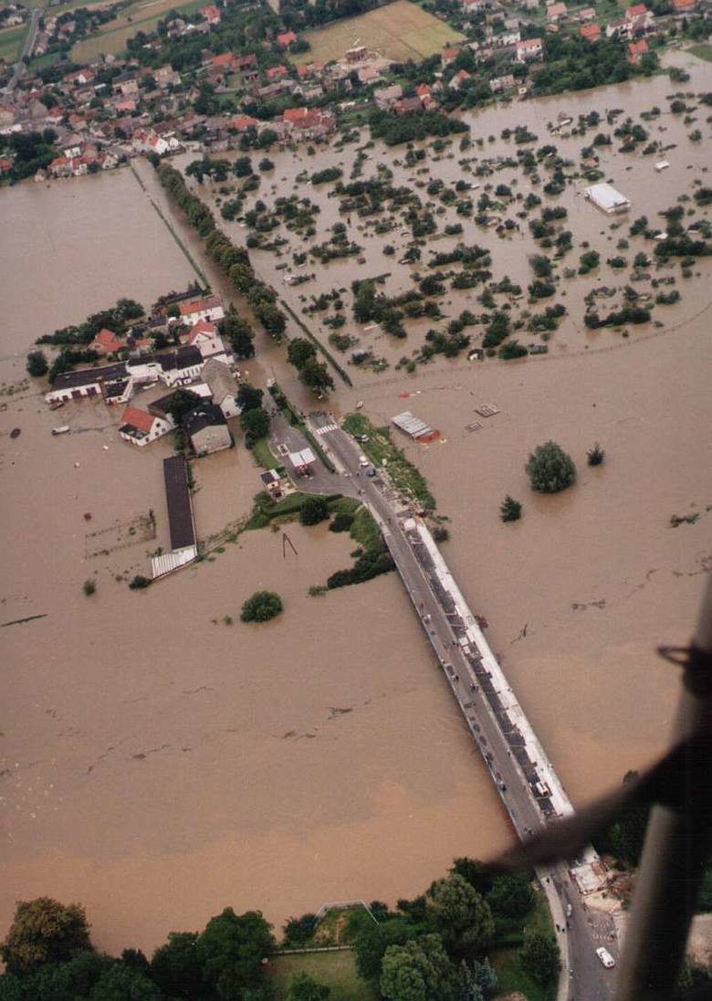 Powódź 1997 nad Opolszczyzną z lotu ptaka. Krapkowice.