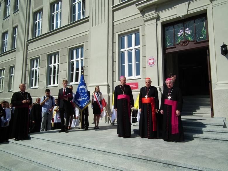 Gimnazjum Katolickie im. św. Stanisława Kostki przekształci się w podstawówkę. Od września 2015 roku działa przy ul. Głogowskiej. Na zdjęciu rozpoczęcie