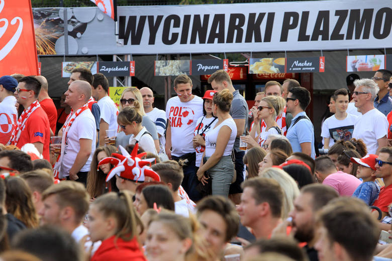 Strefa Kibica w Toruniu. Toruńską strefę kibica wypełniły tłumy mieszkańców. Nie zabrakło atrybutów każdego sympatyka futbolu, m.in. szalików czy koszulek. <br /> 