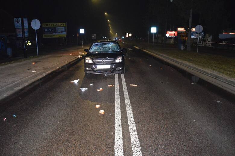 Dwa wypadki w Biłgoraju. Jeden kierowca wjechał w latarnię, drugi potrącił pieszych na przejściu
