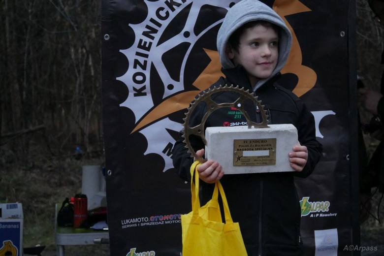 Najmłodszy zawodnik rajdu Józio Gałecki otrzymał nagrodę specjalną od Kozienickiego Centrum Rekreacji i Sportu za zajęcie piątego miejsca w klasie Junior