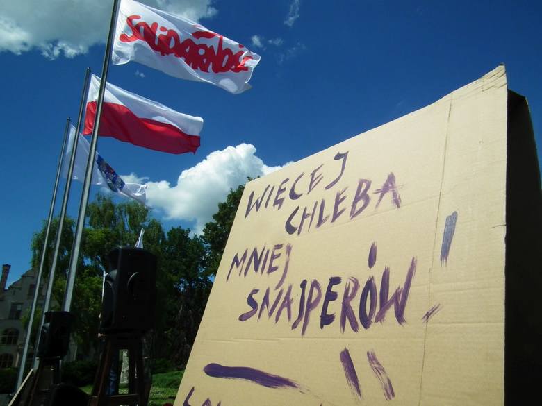 Poznań: Partia Razem demonstrowała przeciwko nowej ustawie antyterrorystycznej