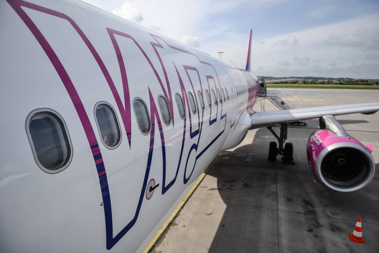 Samolot linii Wizz Air na lotnisku w Gdańsku 