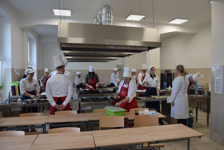 Podobnie, jak przed rokiem, "Pomaganie przez gotowanie!" odbyło się w gościnnych progach Technikum Gastronomicznego w Gdyni.