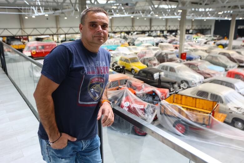 Tomasz Jurczak - kolekcjoner samochodów, inicjator Rajdu Koguta i założyciel muzeum. Pojazdy zabierał przez 30 lat.