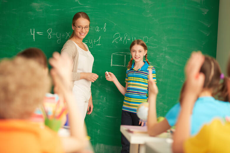 Oceny pracy nauczyciela dokonuje dyrektor z własnej inicjatywy lub na wniosek np. nauczyciela, lub rady rodziców. Zasady wystawiania oceny są określone