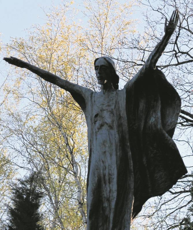 W Chełmnie nad Wisłą zachowała się gotycka figura Chrystusa z XIV wieku z ruchomymi ramionami. Rzeźba ta, do dziś wystawiana jest w Grobie Pańskim w