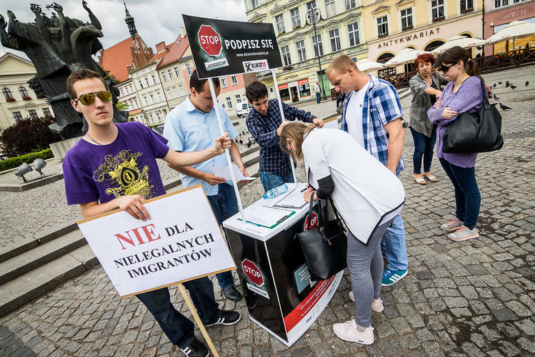 Wczoraj przed bydgoskim ratuszem zebrali się zwolennicy referendum o odwołanie Rafała Bruskiego i przeciwnicy przyjmowania imigrantów.