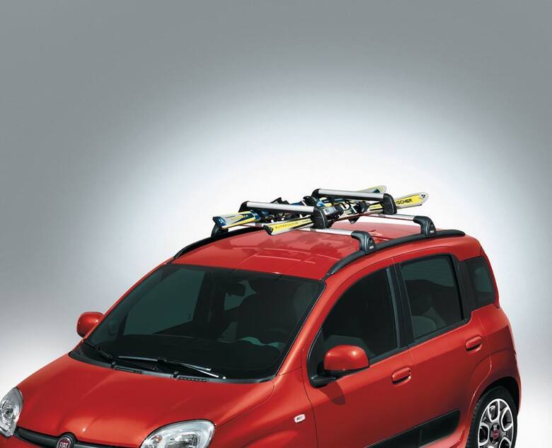 Fiat Panda: uchwyt na narty (3 pary nart lub 2deski snowboardowi); Fot: Fiat