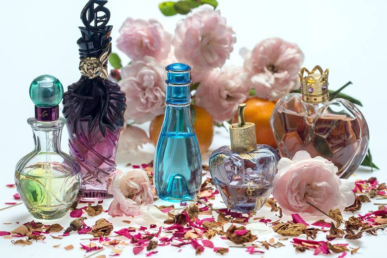 <strong>Perfumy</strong><br /> Dobre perfumy to zawsze trafiony prezent, zarówno dla Niej jak i dla Niego. Pamiętajcie jednak, żeby zbytnio nie eksperymentować z zapachami. Upewnijcie się wcześniej, że perfumy które chcecie kupić, spodobają się Jej lub Jemu.<br /> 
