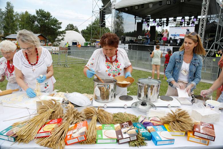 Gryczaki 2022 w Janowie Lubelskim. Popularny festiwal kaszy przyciąga miłośników regionalnych potraw [ZDJĘCIA]