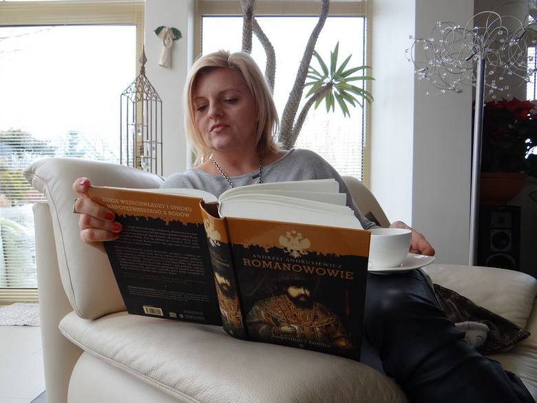 Dorota Bogatko najlepiej lubi usiąść we własnym salonie w wygodnym fotelu z filiżanką kawy i dobrą książką