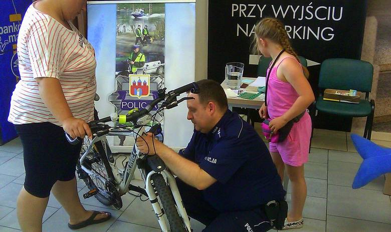 Policjanci z Bydgoszczy znakowali rowery w centrum handlowym