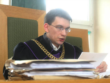 Sędzia Adam Borowicz odczytuje wyrok.