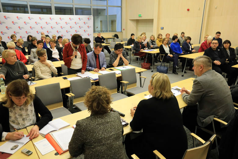 Wczoraj w Urzędzie Marszałkowskim pracownicy toruńskich i bydgoskich KPCEN-ów i Bibliotek Pedagogicznych uczestniczyli w obradach sejmikowej Komisji Edukacji i Nauki. 