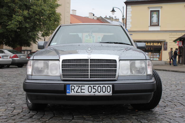 Mercedes W 124 to kawał historii niemieckiej motoryzacji. Samochód, który w Polsce jest znany głównie postojów taksówek był produkowany między 1984 a