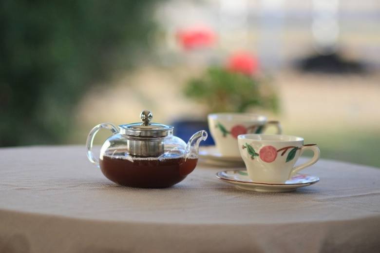 Smakosze herbaty podkreślają, że najlepiej smakuje w porcelanowych filiżankach.