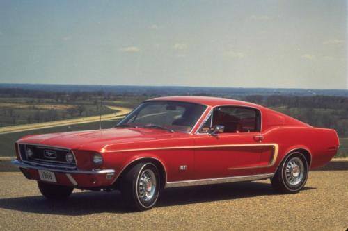 Fot. Ford: Mustang był produkowany w dwóch wersjach nadwozia zamkniętego.