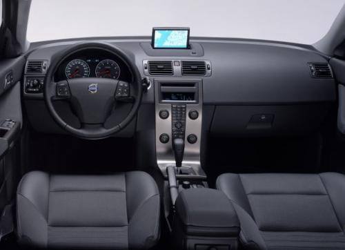 Fot. Volvo: Zwraca uwagę nowoczesny design wnętrza. Odczyt wskazań przyrządów jest bez zarzutu.