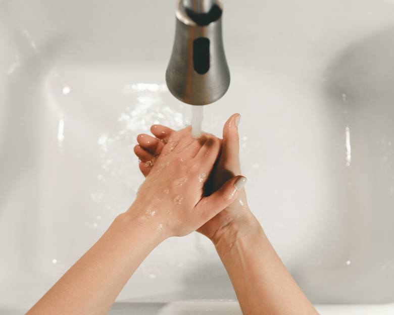 Najważniejsza zasada chroniąca przed infekcją koronawirusem jest zarazem najprostsza. To częste i dokładne mycie rąk. Niezbędna do tego jest <strong>woda, mydło, precyzja ruchów i 30 sekund</strong>. Zacznij od namydlenia dłoni i oczyszczenia ich zewnętrznej oraz wewnętrznej powierzchni do wysokości...