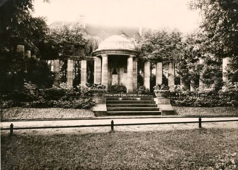 W ramach rewitalizacji Parku Tysiąclecia dawnych blask zyskuje też grobowiec Georga Beuchelta, znanego zielonogórskiego przemysłowca, twórcy późniejszego