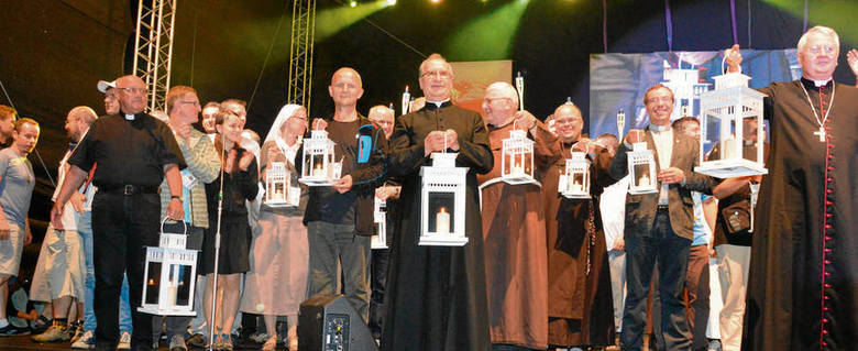 Duchowni skawińscy oraz ci, którzy przybyli ze słowackimi pielgrzymami otrzymali światło świata