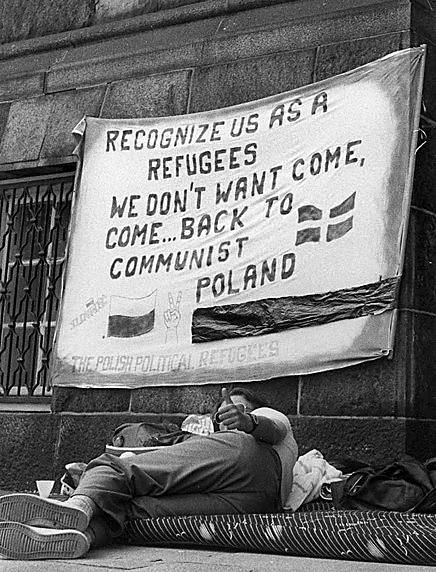 Jerry Bergman liczy, że odnajdzie ludzi z tego zdjęcia. Fotografię wykonał w 1988 roku, w ośrodku dla uchodźców pod Kopenhagą w Danii