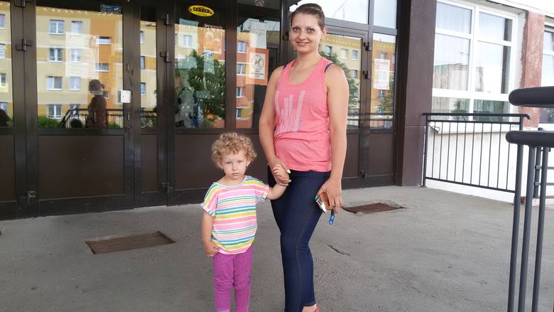 Małgorzata Kasztel z 2,5-letnią córką Julią przyszła odebrać jej dziewięcioletnią siostrę Milenkę. Pani Małgorzata jest przekonana, że w szkole jest