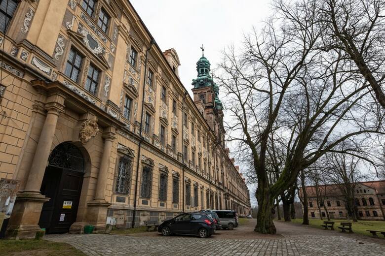 Zespół klasztorny w Lubiążu powstał jeszcze w średniowieczu i na przestrzeni wieków zmieniał swój charakter. Ogromny kompleks skrywa niejedną ciekawą