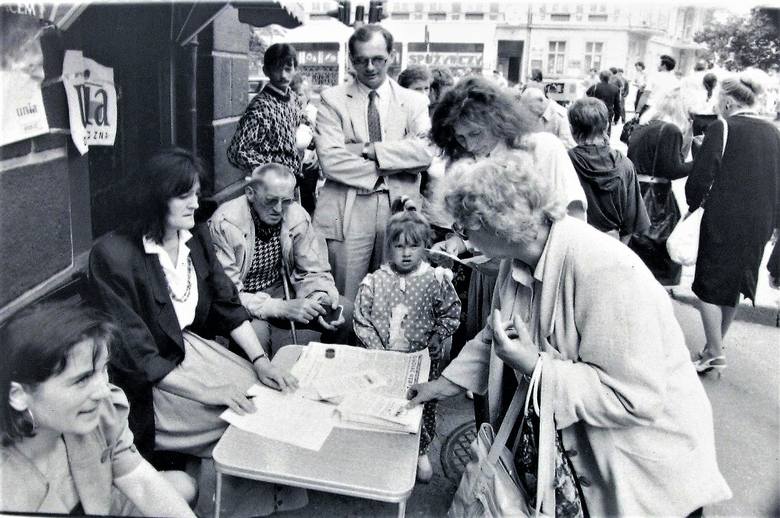 Sierpień 1991 r. na początku al. Wojska Polskiego przy Rondzie solidarności, gdzie senator Anna Bogucka – Skowrońska i poseł Jan Król zabiegali o głosy społecznego poparcia
