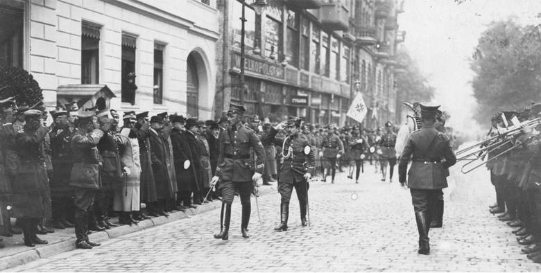 Kapitan Feliks Piekucki, przyszły bohater afery pedofilskiej prowadzi defiladę z okazji wręczenia pułkowego sztandaru. Poznań, 1919 rok