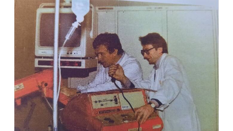 Inżynierowie Henryk Ustrzycki i Jan Wójcik w trakcie testowania automatycznej strzykawki do podawania kontrastu choremu w trakcie badania hemodynami