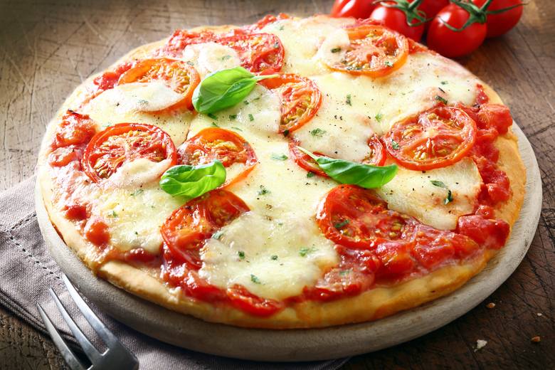 Pizza to przykład produktu zawierającego jednocześnie laktozę i gluten, który jest niewskazany dla osób ze stanami zapalnymi jelit