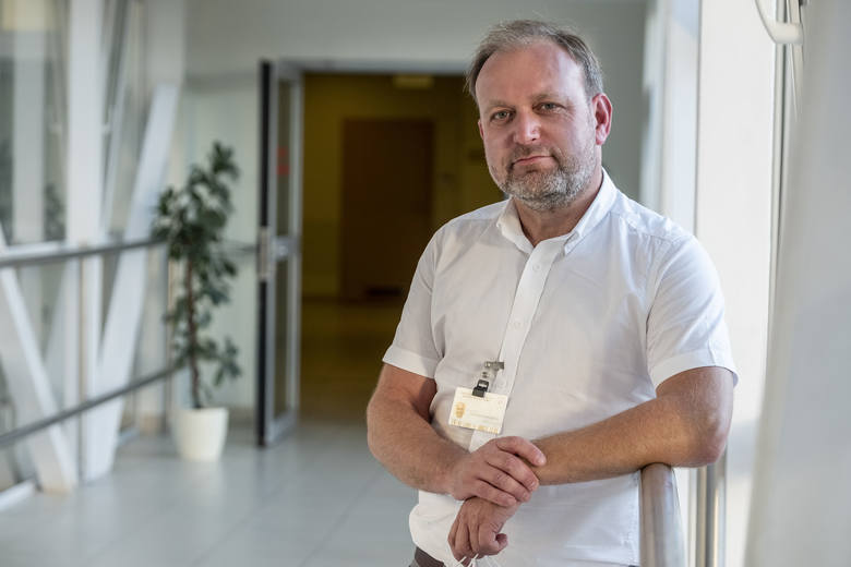 Dr Tomasz Ozorowski jest mikrobiologiem i konsultantem wojewódzkim, pracującym w sekcji ds. zakażeń szpitalnych. To także były przewodniczący Stowarzyszenia Epidemiologii Szpitalnej.