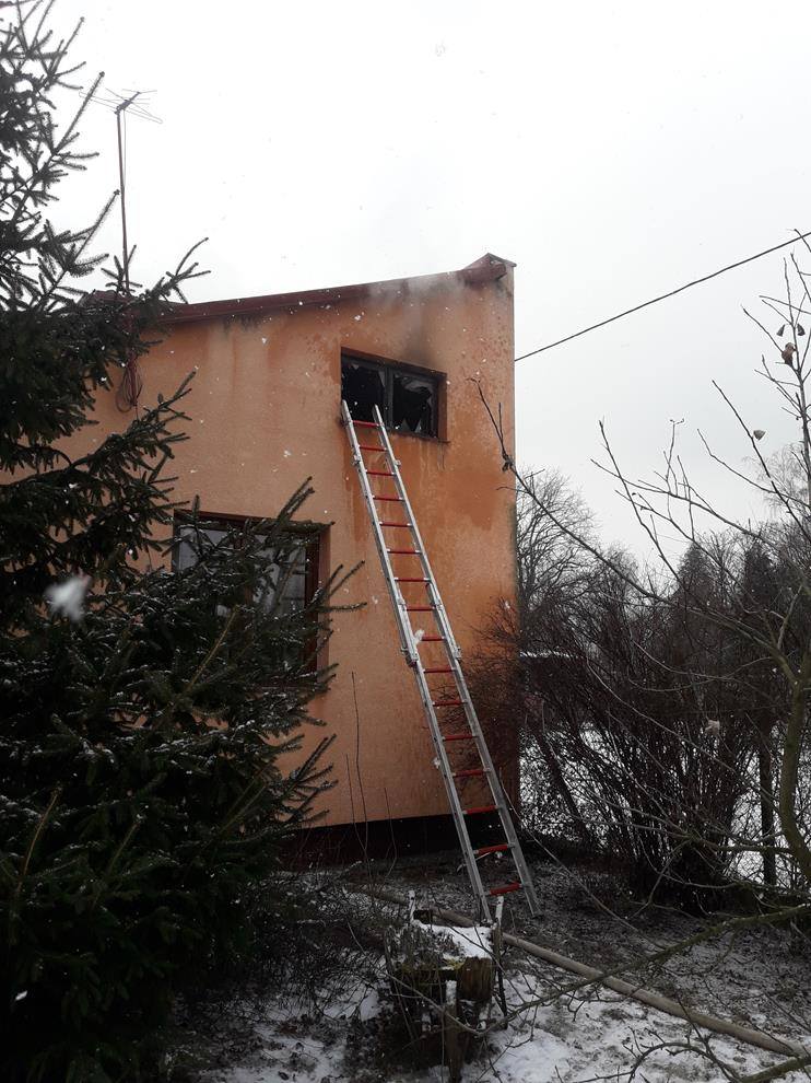 Pożar poddasza w budynku mieszkalnym w Skierniewicach